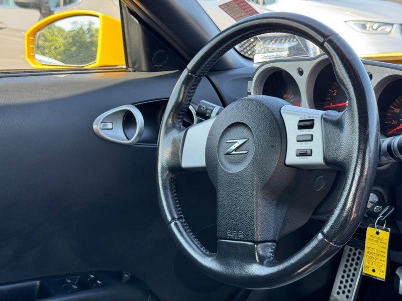 Used 2005 Nissan 350Z Touring RWD image 12