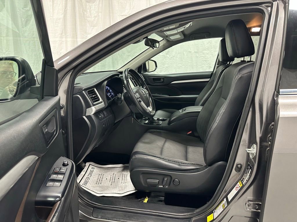 Used 2018 Toyota Highlander Plus w/ Carpet Mat Package (TMS) AWD/4WD image 8