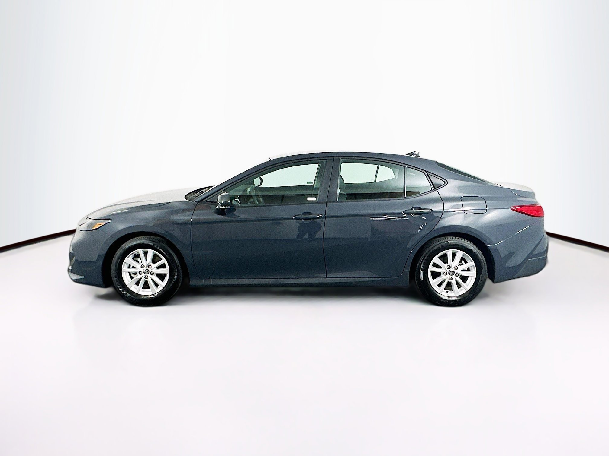 Used 2025 Toyota Camry LE image 4