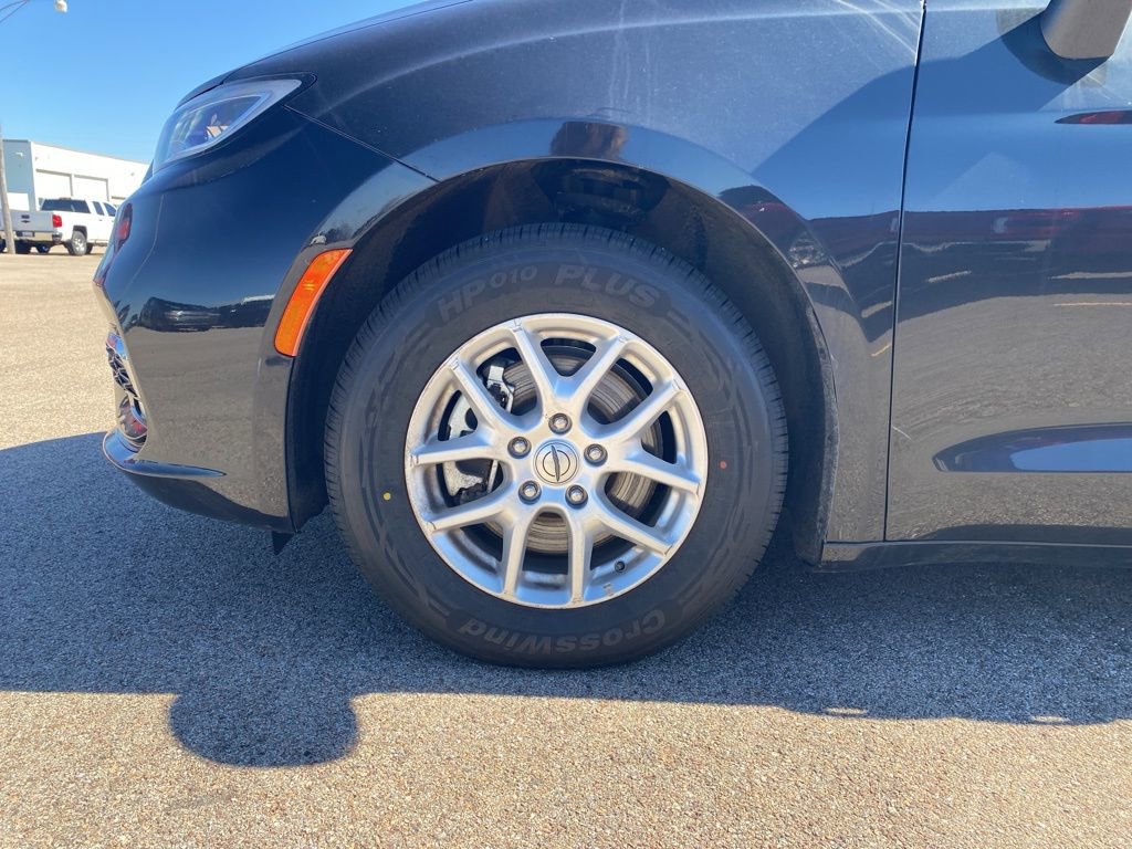 Used 2023 Chrysler Pacifica Touring-L image 14