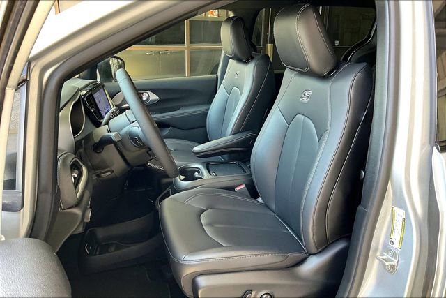 New 2023 Chrysler Pacifica Touring-L w/ S Appearance Package image 8