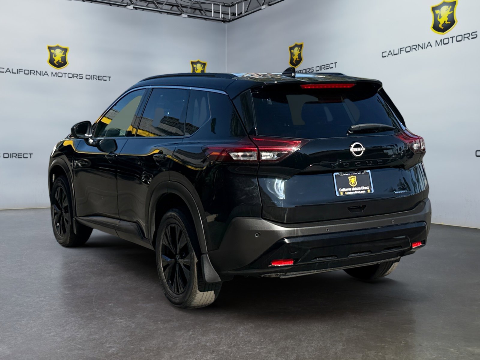 Used 2023 Nissan Rogue SV w/ SV Premium B Package image 3