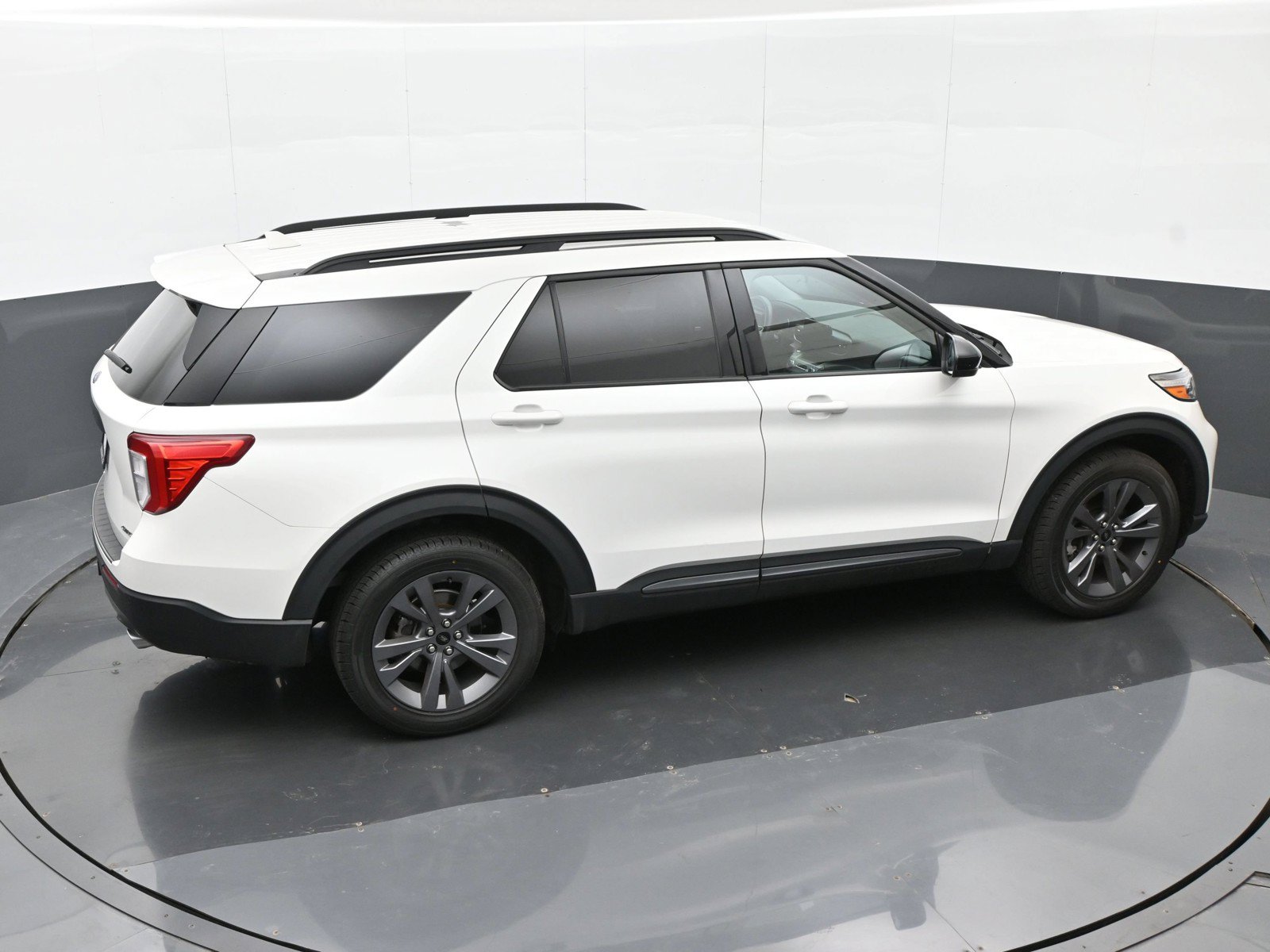 Used 2023 Ford Explorer XLT w/ Equipment Group 202A AWD/4WD image 33