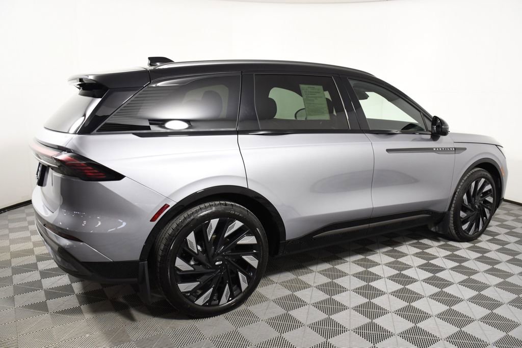 Used 2025 Lincoln Nautilus Reserve image 7