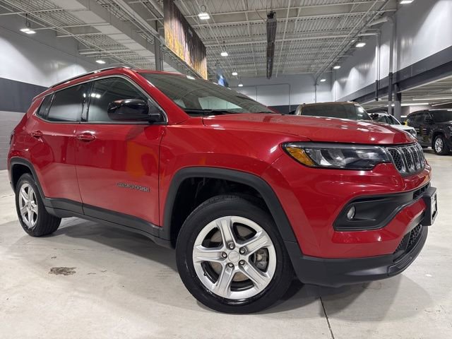 Used 2023 Jeep Compass Latitude w/ Convenience Group AWD/4WD image 1