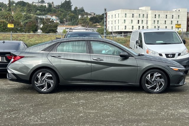 Used 2025 Hyundai Elantra Limited FWD image 3