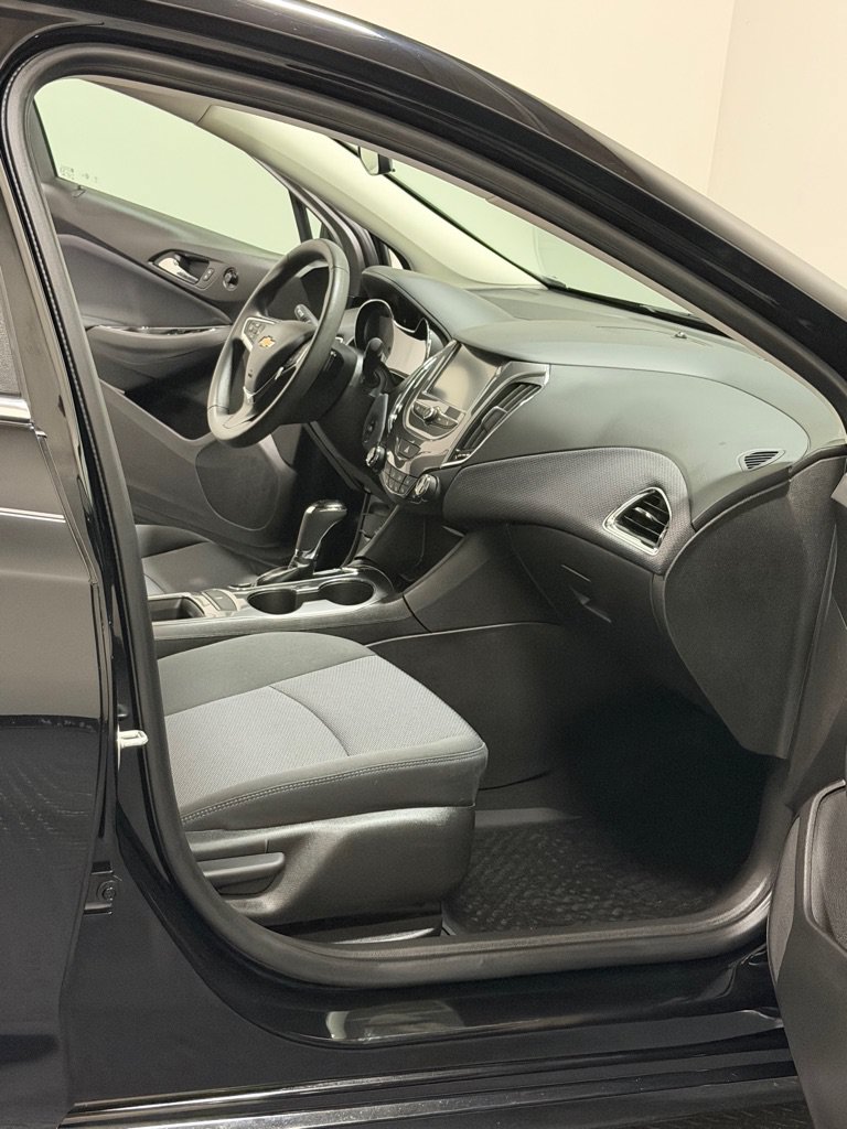 Used 2018 Chevrolet Cruze LT w/ Convenience Package FWD image 10