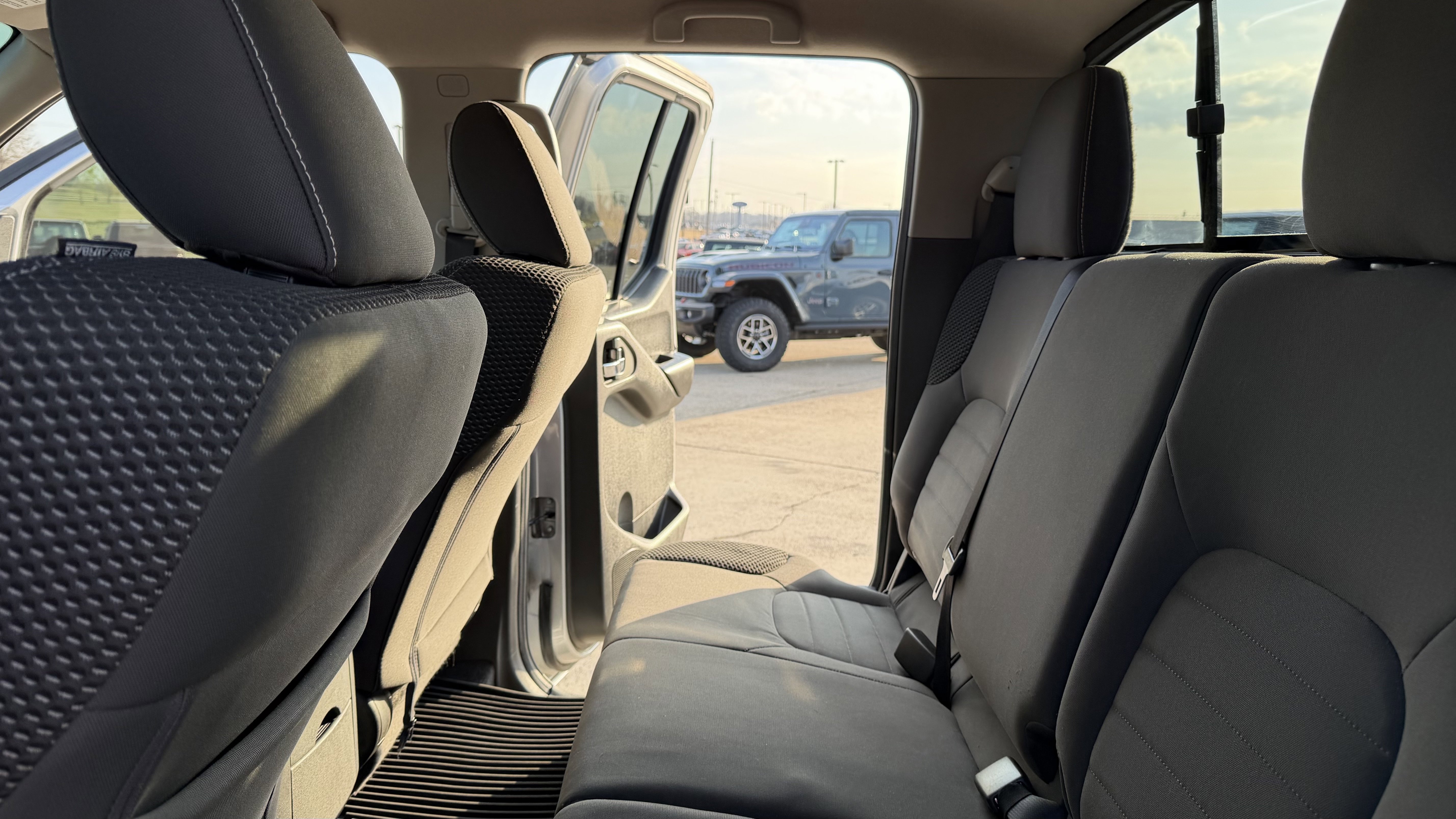 Used 2019 Nissan Frontier PRO-4X image 39
