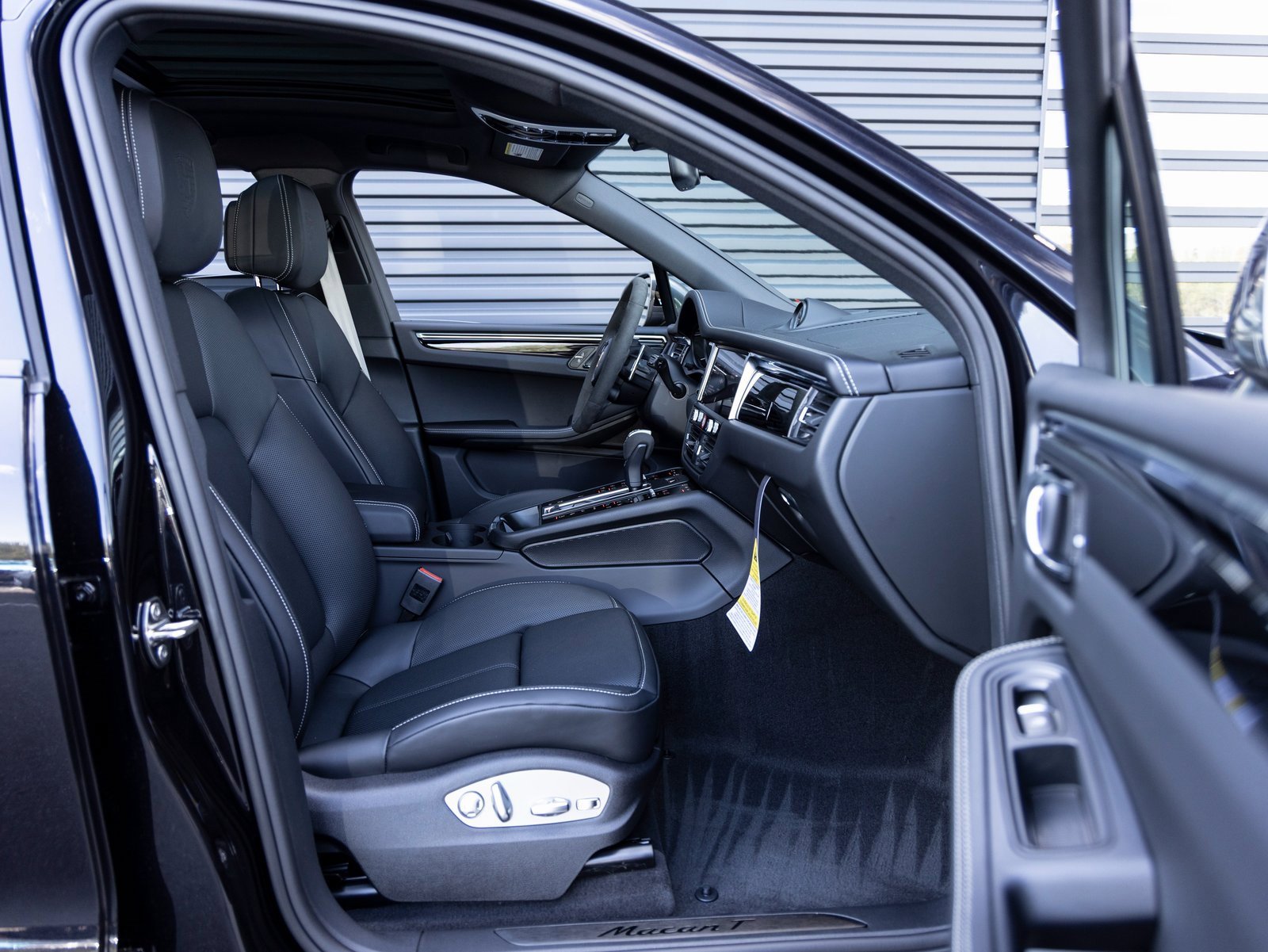 Used 2025 Porsche Macan Turbo image 34