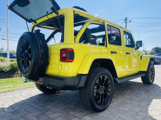 Used 2022 Jeep Wrangler Unlimited Sahara w/ Cold Weather Group AWD/4WD image 6