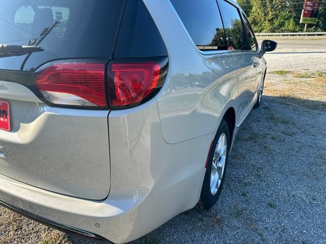 Used 2017 Chrysler Pacifica Touring-L Plus w/ Tire & Wheel Group FWD image 18