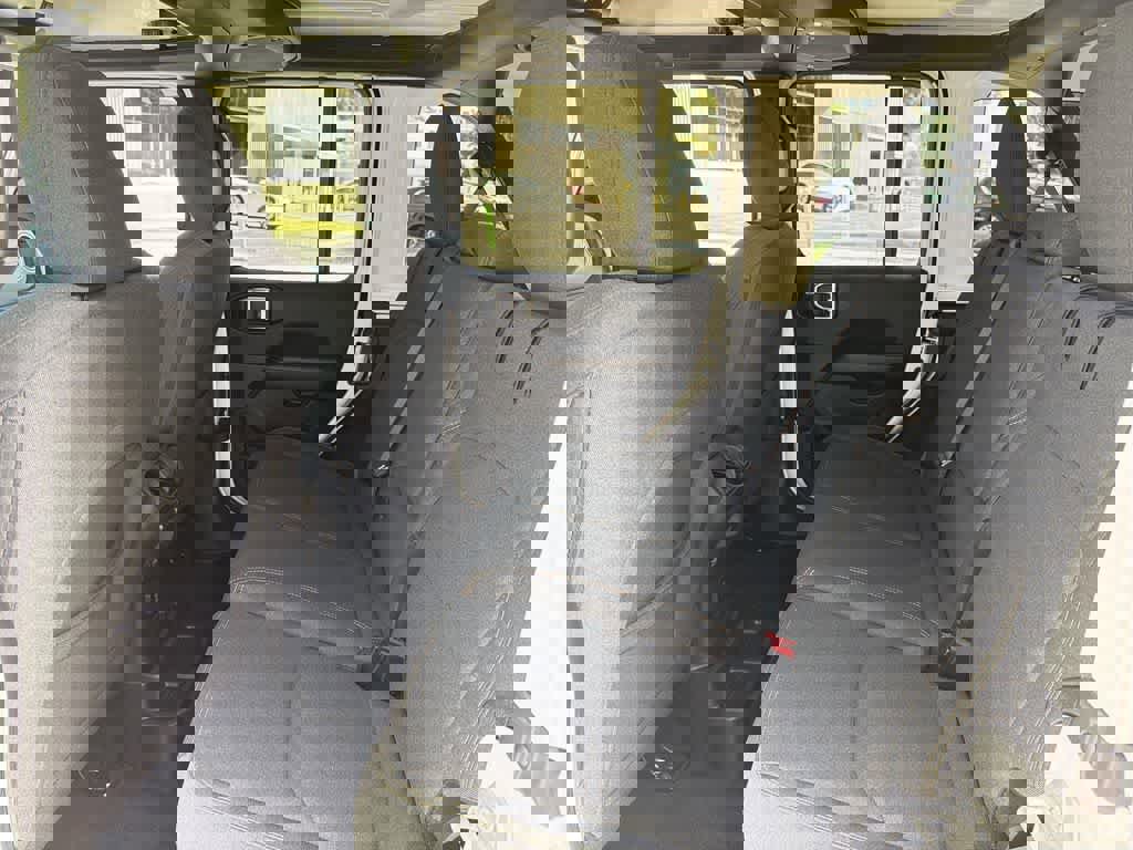 Used 2025 Jeep Wrangler Sahara image 28