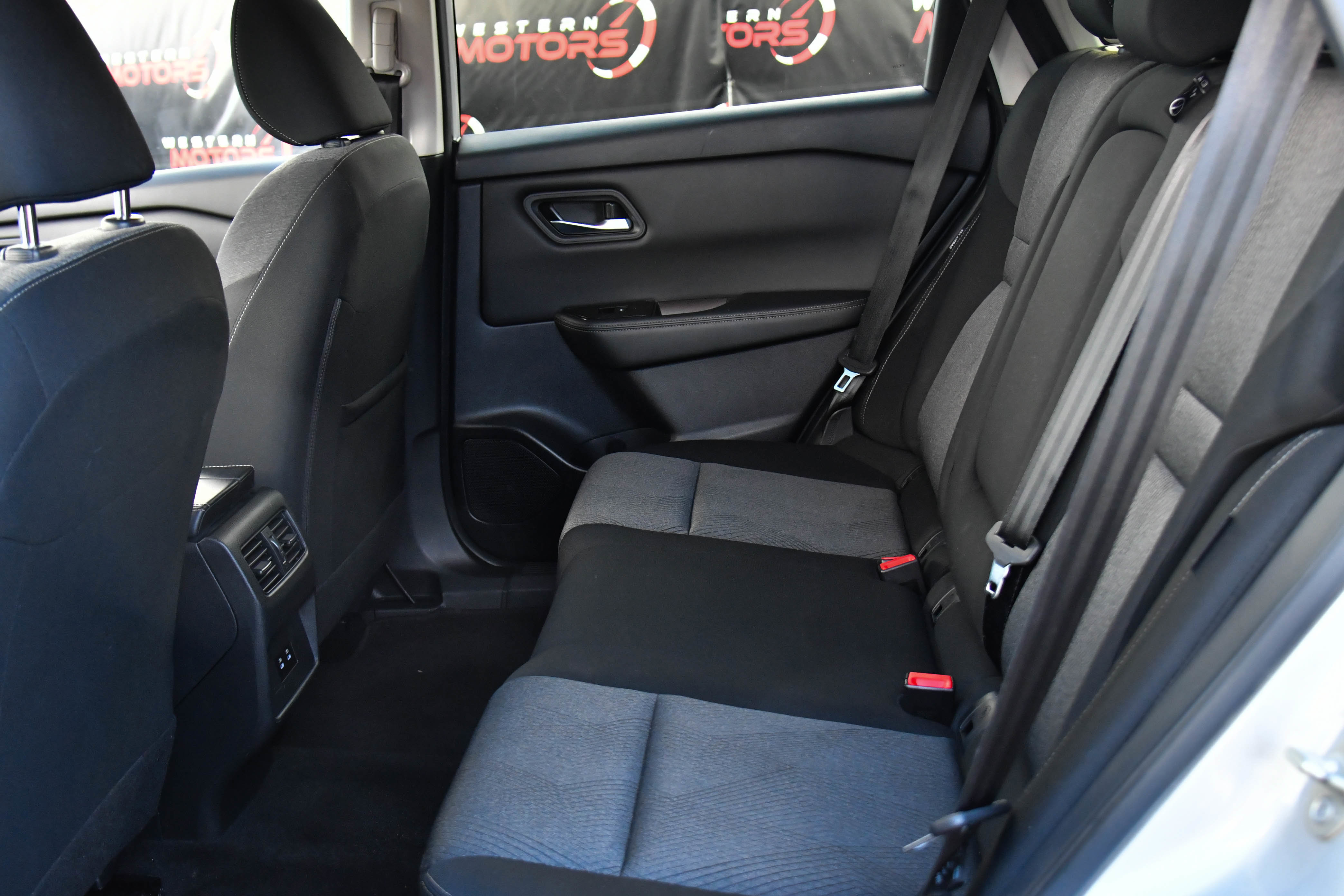 Used 2024 Nissan Rogue SV image 35