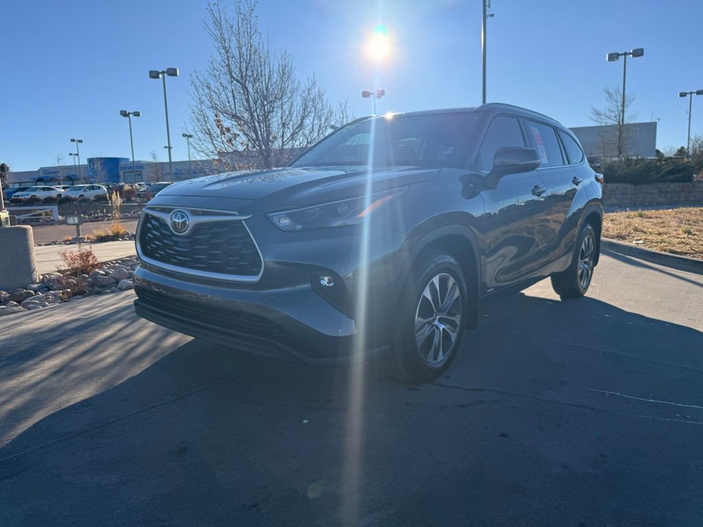Used 2025 Toyota Highlander XLE image 3