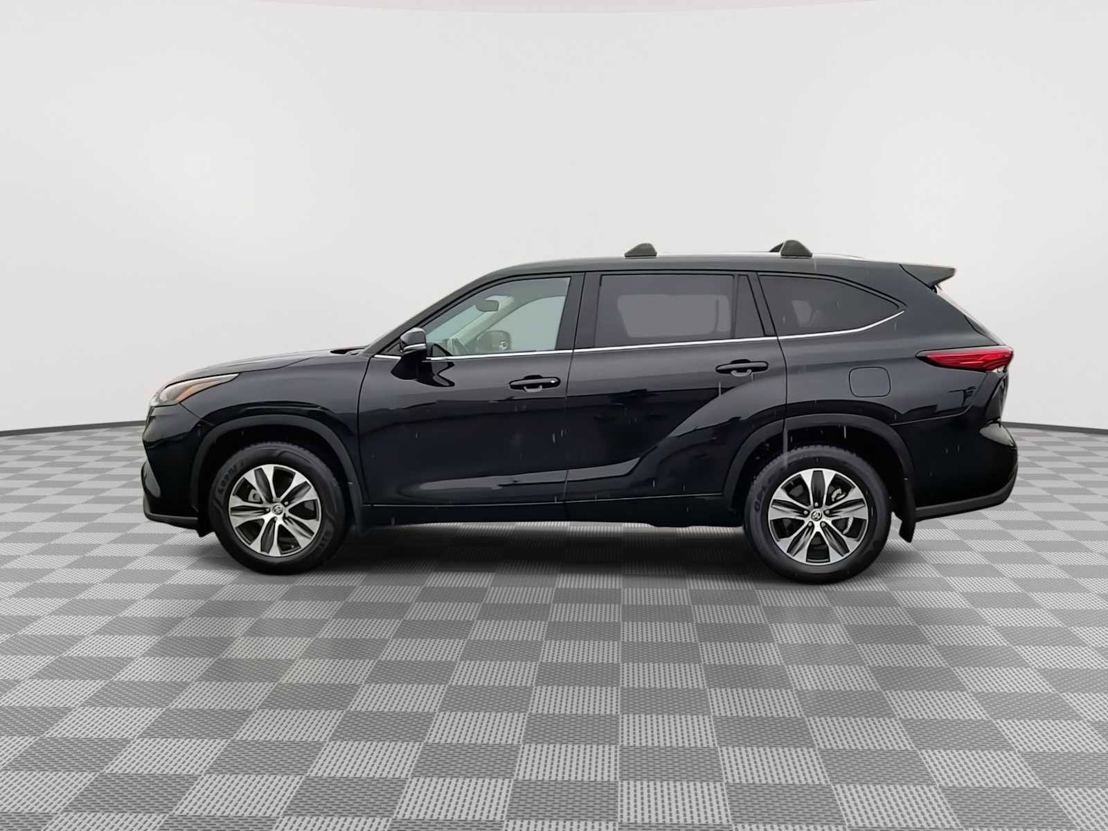 Used 2022 Toyota Highlander XLE image 5