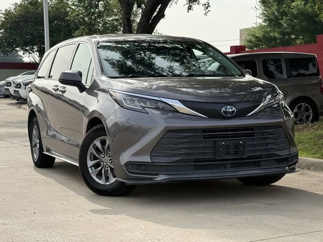 Used 2022 Toyota Sienna LE FWD image 2