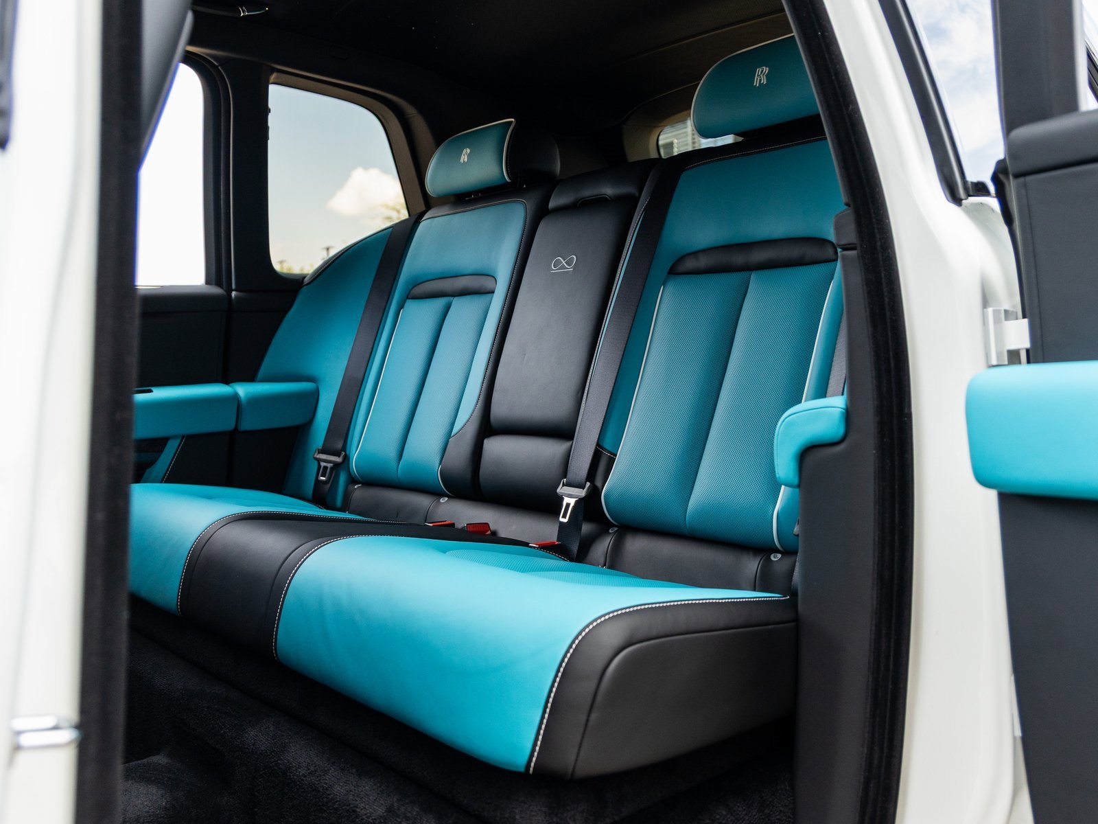 New 2026 Rolls-Royce Cullinan Black Badge image 44