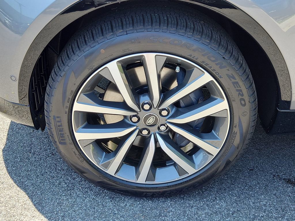 New 2025 Land Rover Discovery Dynamic SE image 9