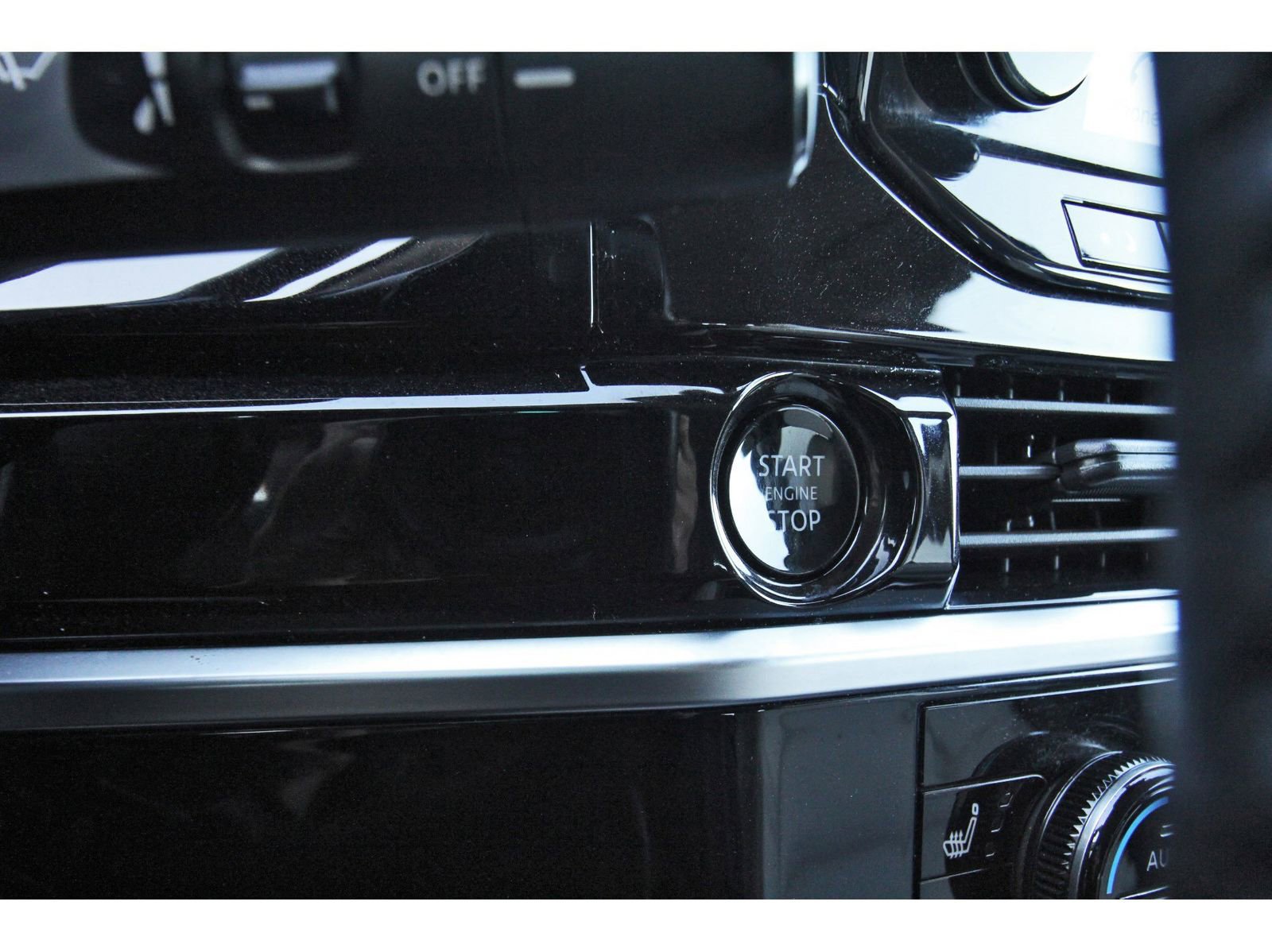 Used 2025 Nissan Pathfinder SL image 23