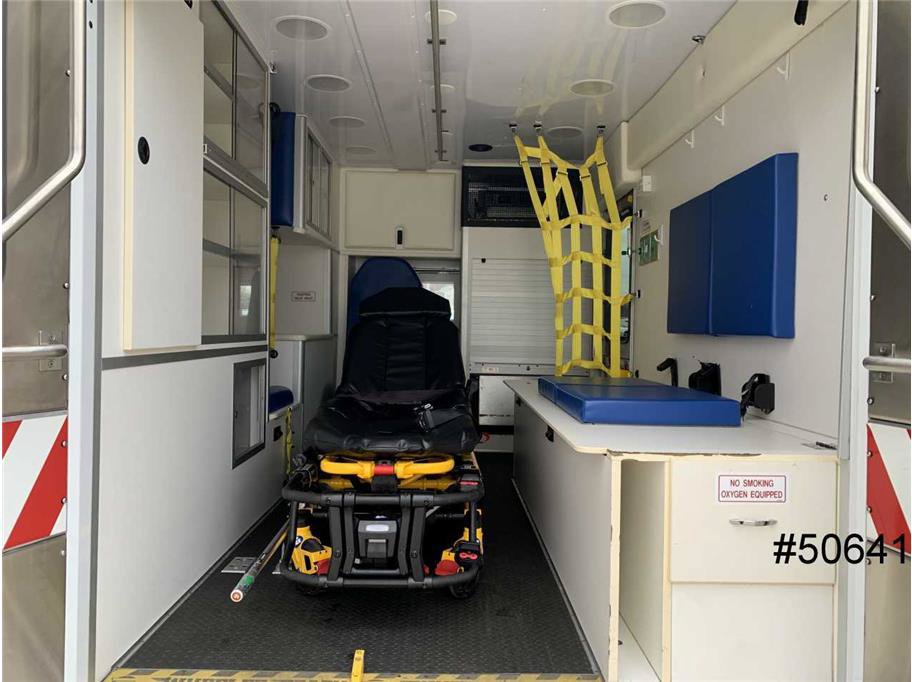 Used 2014 Chevrolet Express 4500 w/ Ambulance Package RWD image 9