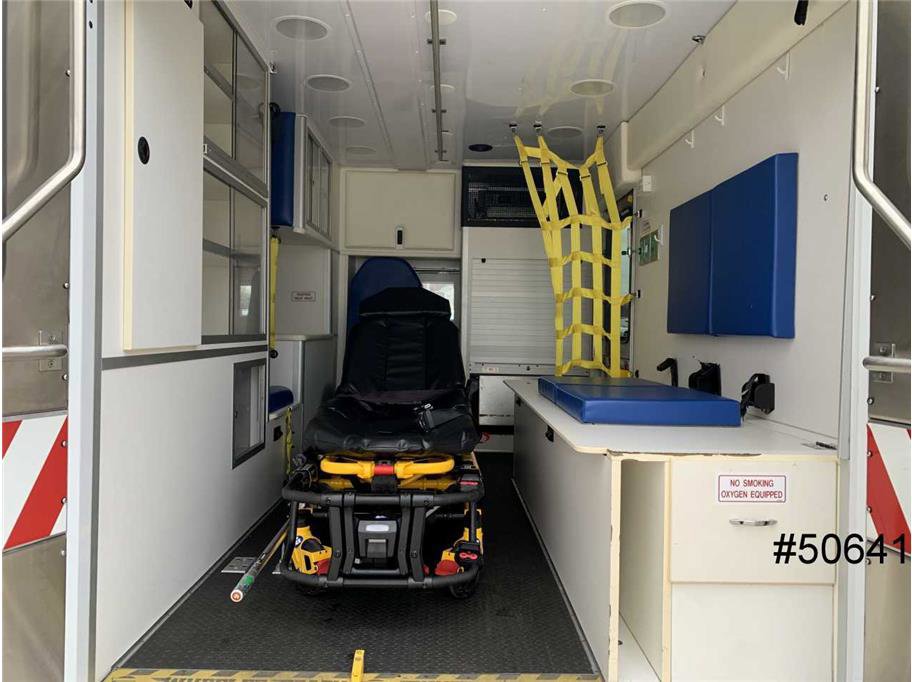 Used 2014 Chevrolet Express 4500 w/ Ambulance Package RWD image 9