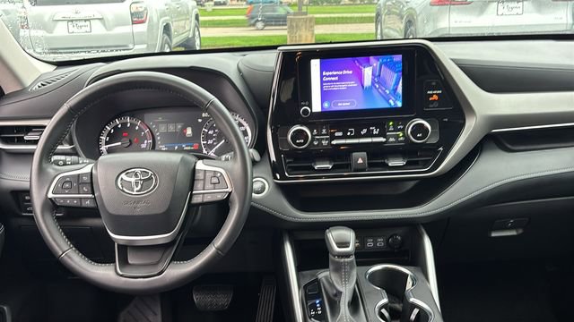 Used 2025 Toyota Highlander LE AWD/4WD image 8