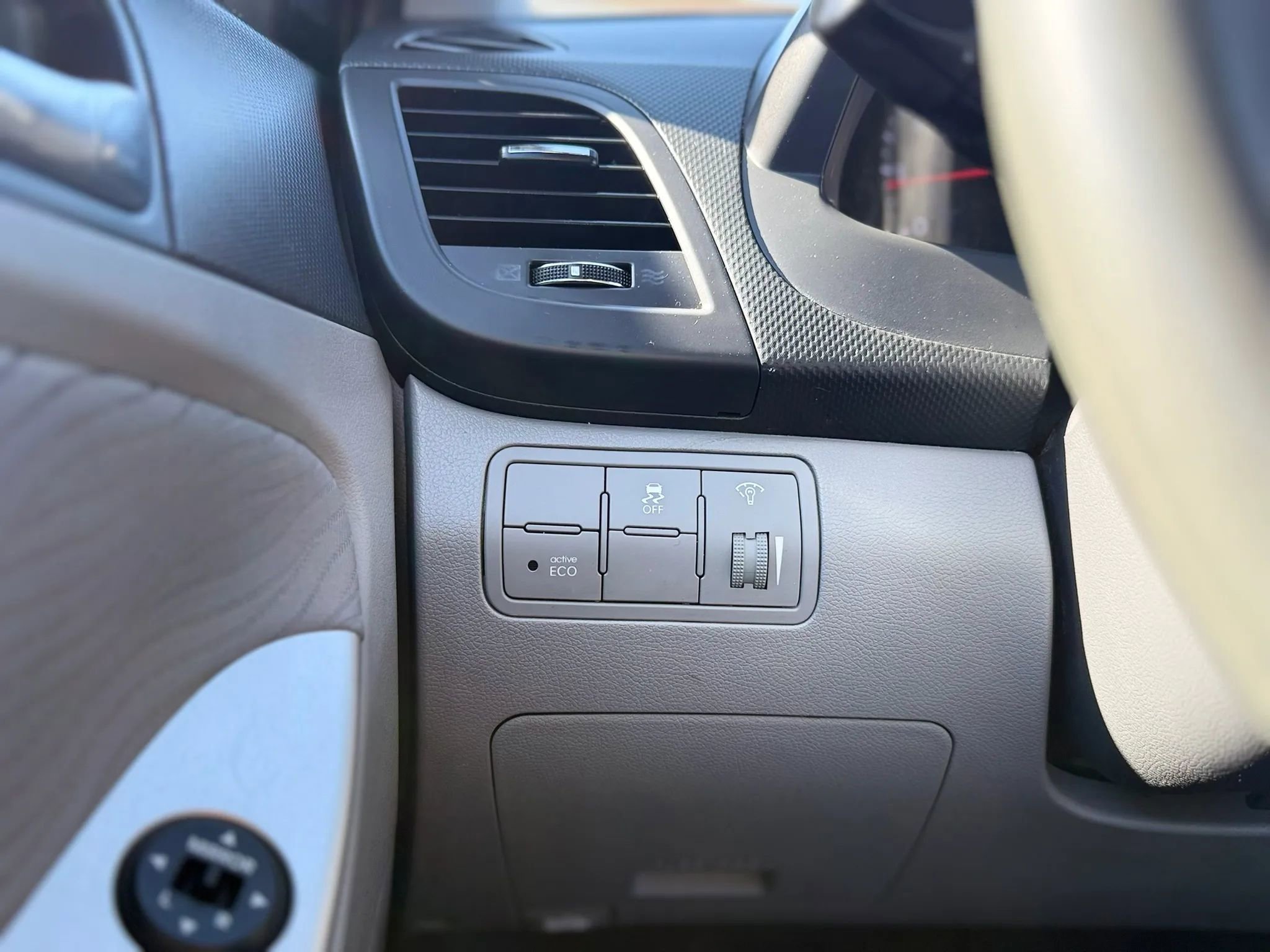 Used 2013 Hyundai Accent GLS w/ Premium Pkg FWD image 21