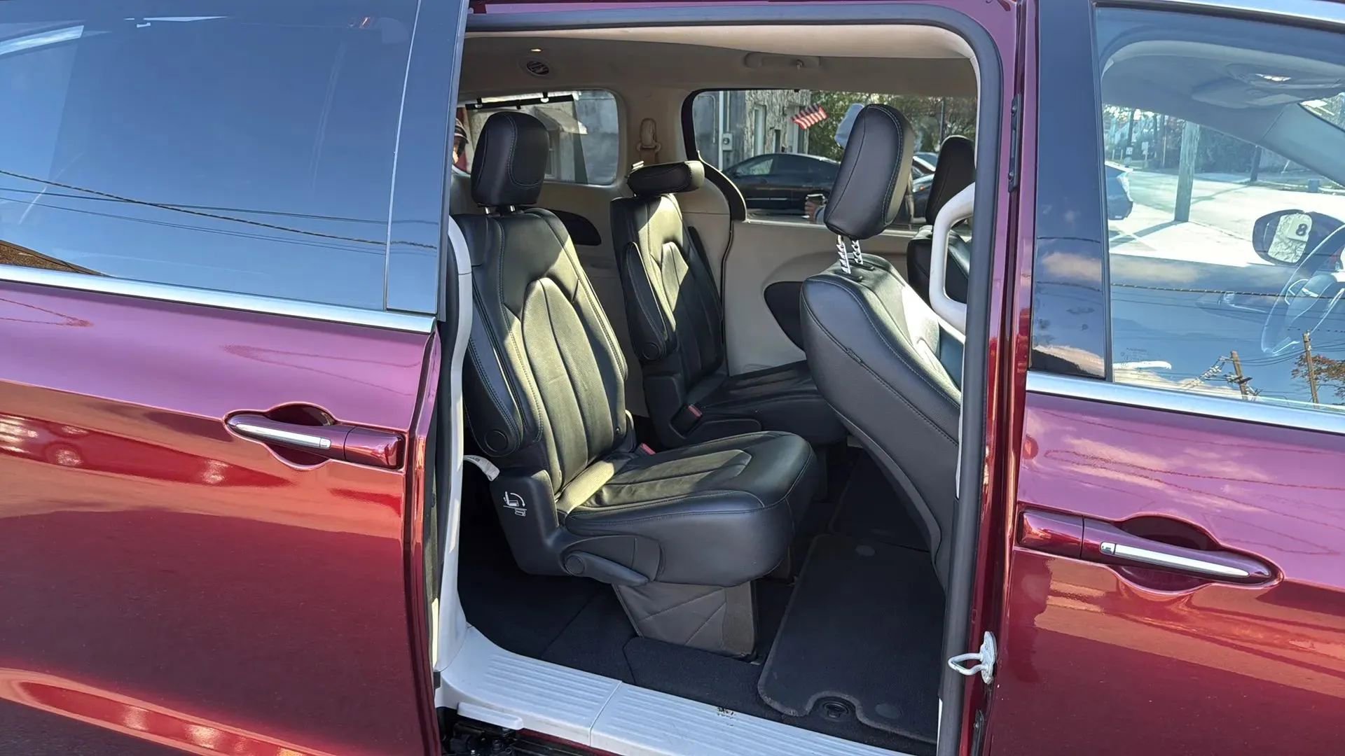 Used 2021 Chrysler Pacifica Touring-L image 26