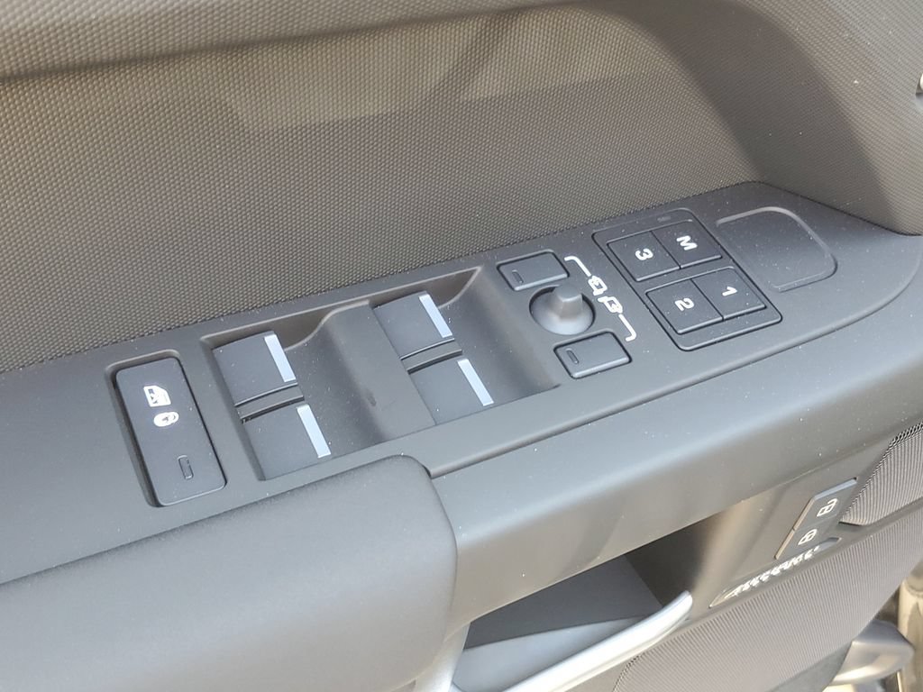 Used 2026 Land Rover Defender 130 X-Dynamic SE AWD/4WD image 9