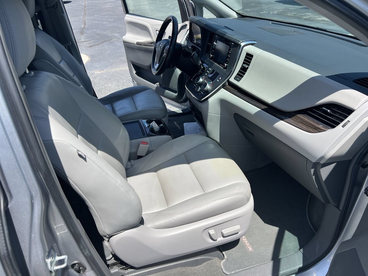 Used 2018 Toyota Sienna XLE FWD image 35