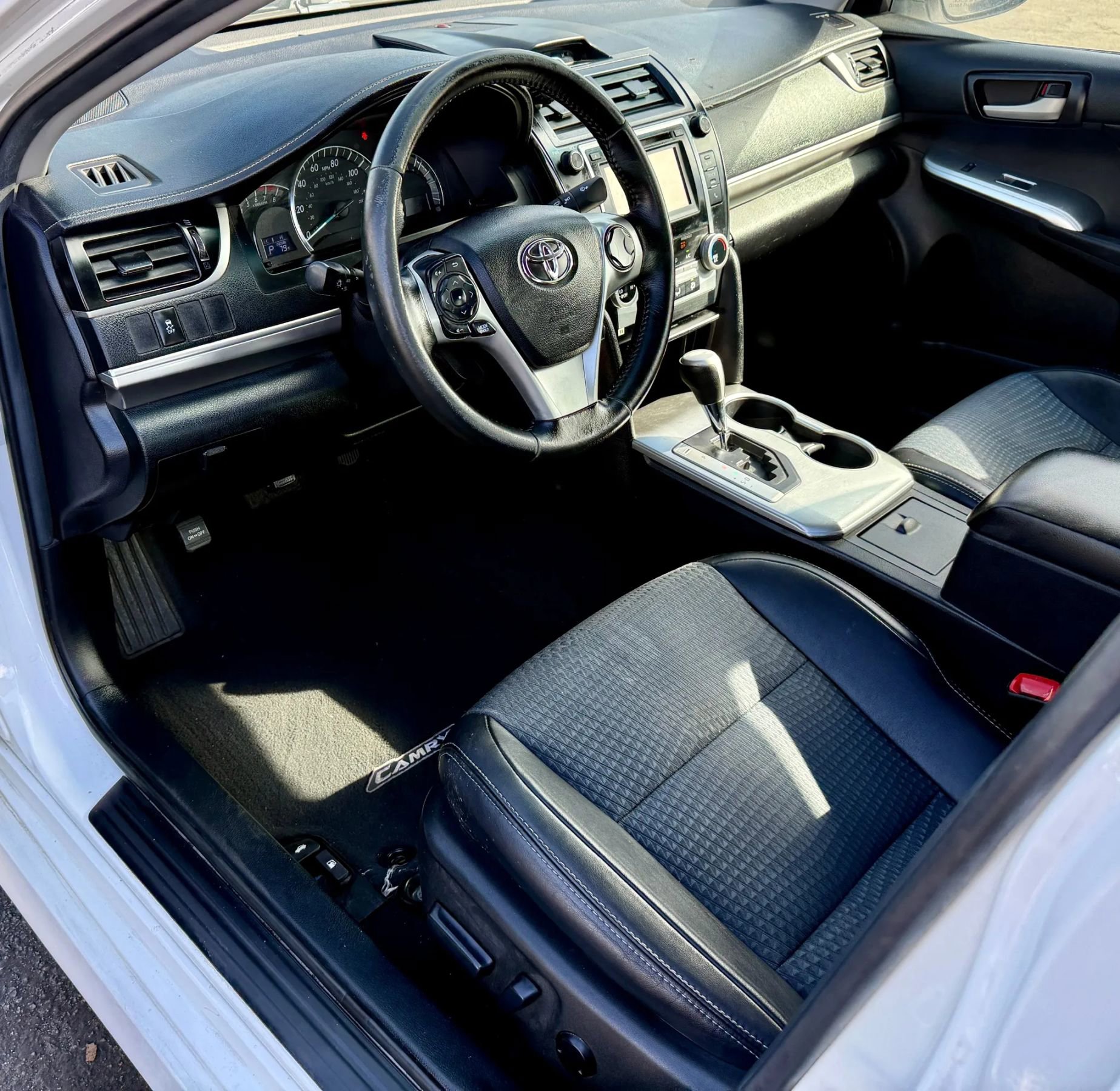 Used 2014 Toyota Camry SE image 12