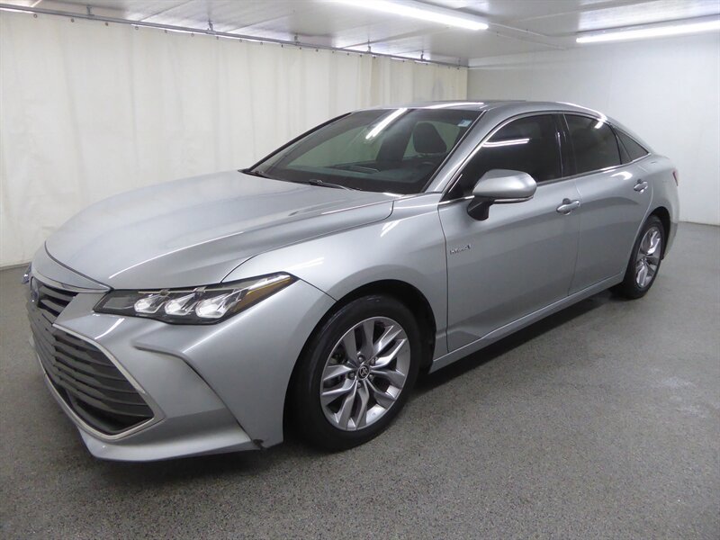 Used 2021 Toyota Avalon XLE w/ Moonroof Package FWD image 3