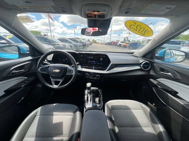 Used 2025 Chevrolet Trax LT w/ Driver Confidence Package FWD image 17