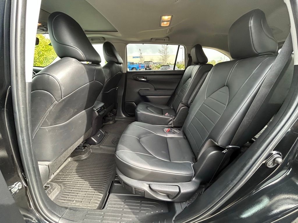 Used 2023 Toyota Highlander XLE AWD/4WD image 25