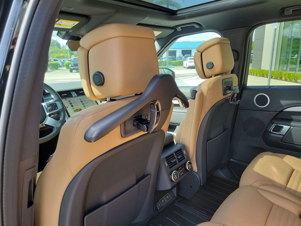 Used 2025 Land Rover Discovery Dynamic SE AWD/4WD image 17