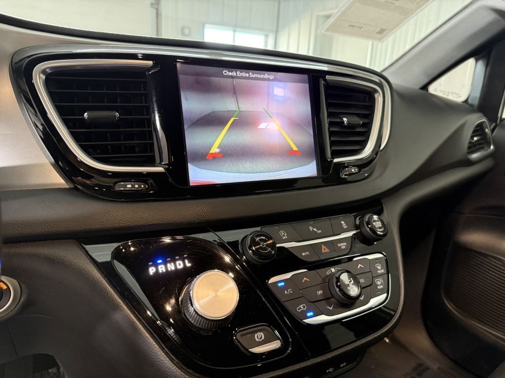 Used 2019 Chrysler Pacifica Touring-L Plus w/ S Appearance Package image 17
