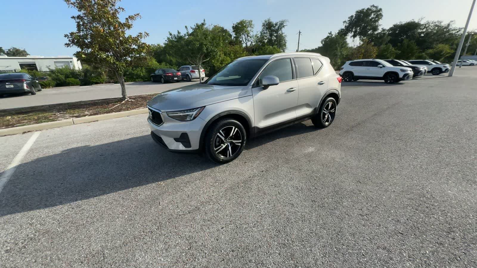 Used 2023 Volvo XC40 B4 Core w/ Convenience Package FWD image 4