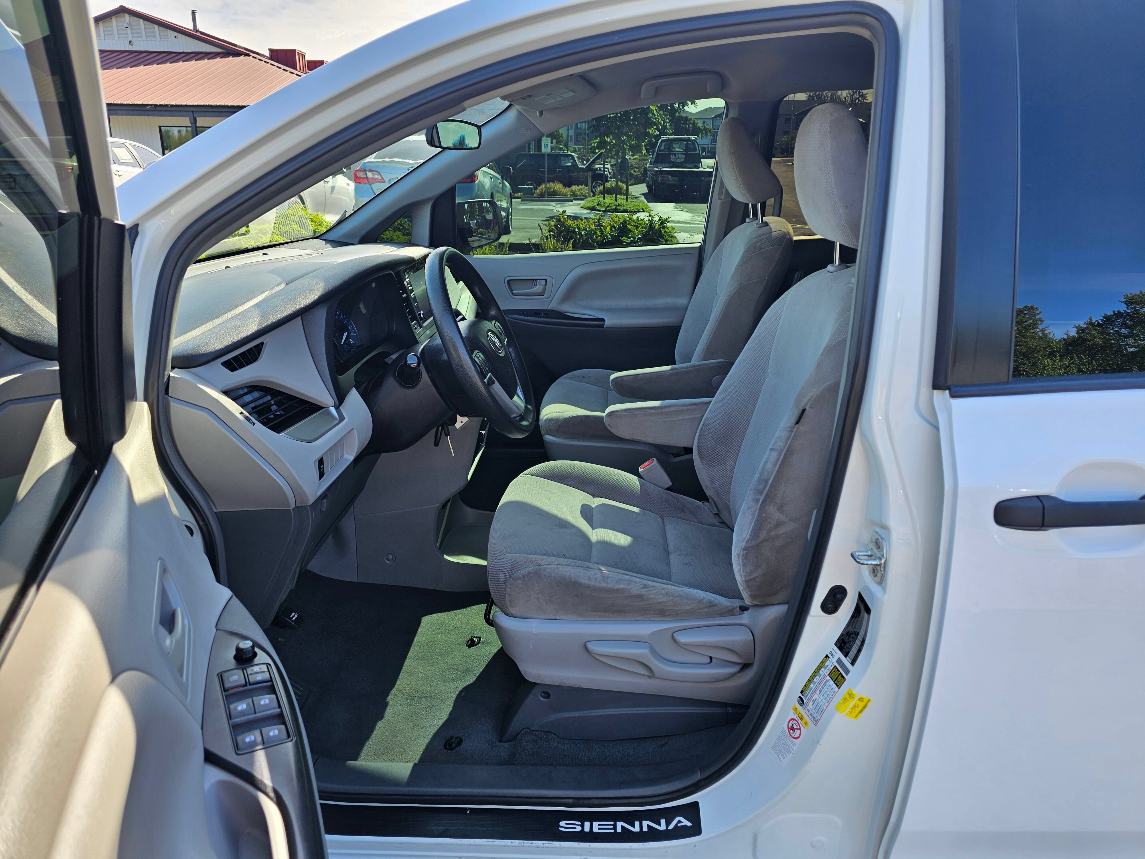 Used 2019 Toyota Sienna L w/ Carpet Mat Package FWD image 26
