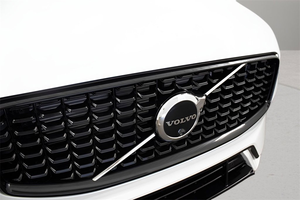 Used 2025 Volvo XC60 T8 Plus w/ Protection Package Premier image 6