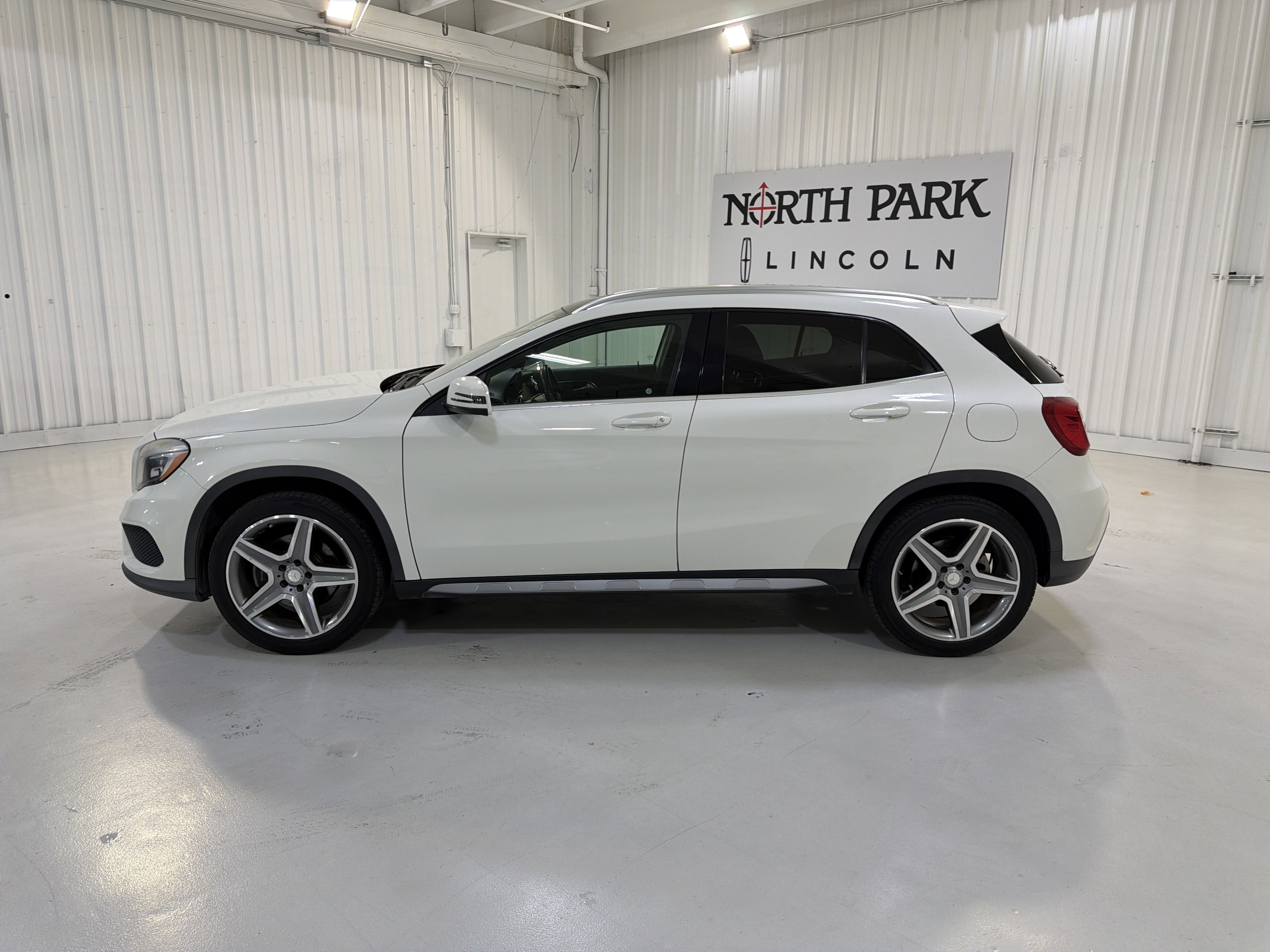 Used 2015 Mercedes-Benz GLA 250 4MATIC image 2