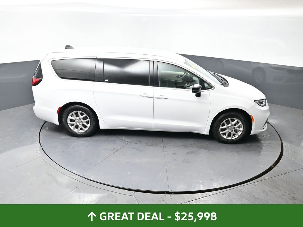 Used 2024 Chrysler Pacifica Touring-L image 44