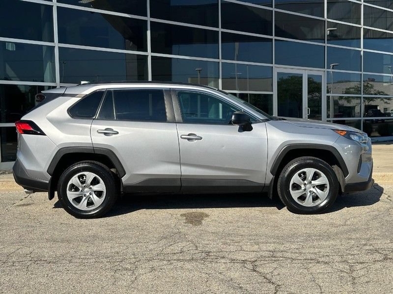 Used 2021 Toyota RAV4 LE AWD/4WD image 2