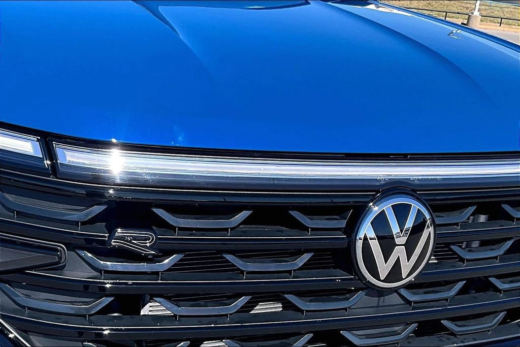 Used 2025 Volkswagen Atlas Cross Sport SEL R-Line image 29