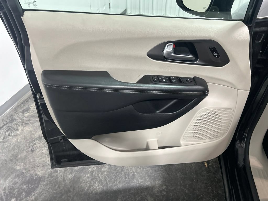 Used 2024 Chrysler Pacifica Touring-L FWD image 13