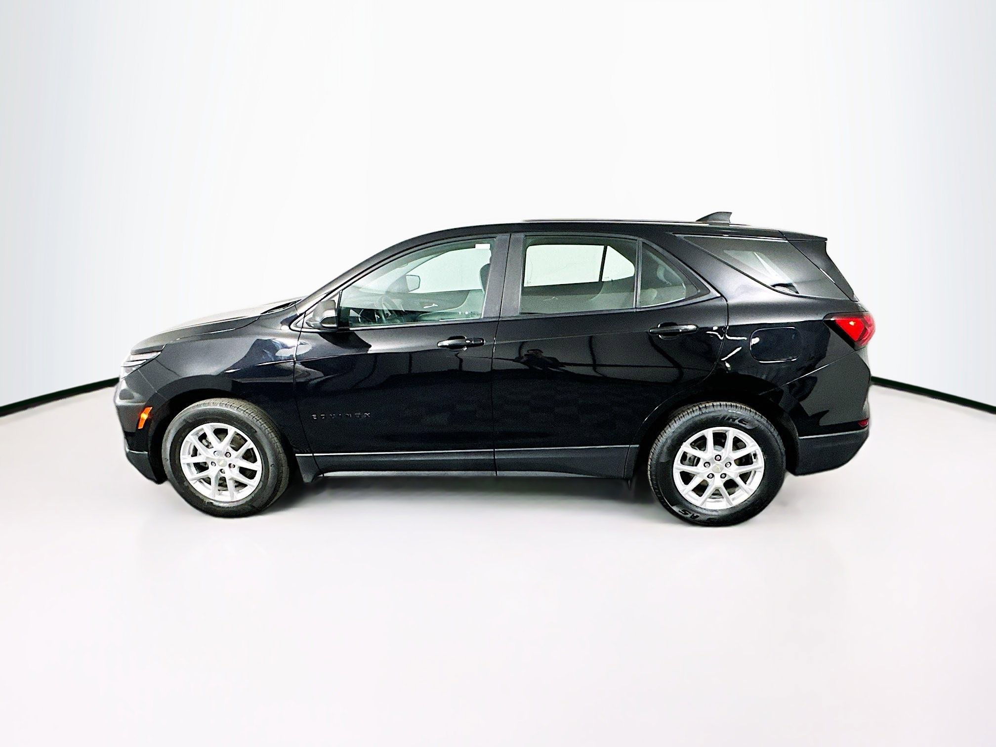 Used 2023 Chevrolet Equinox LS image 4