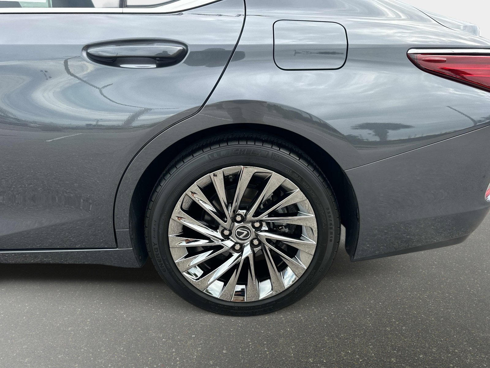 Used 2024 Lexus ES 350 w/ Technology Package image 11