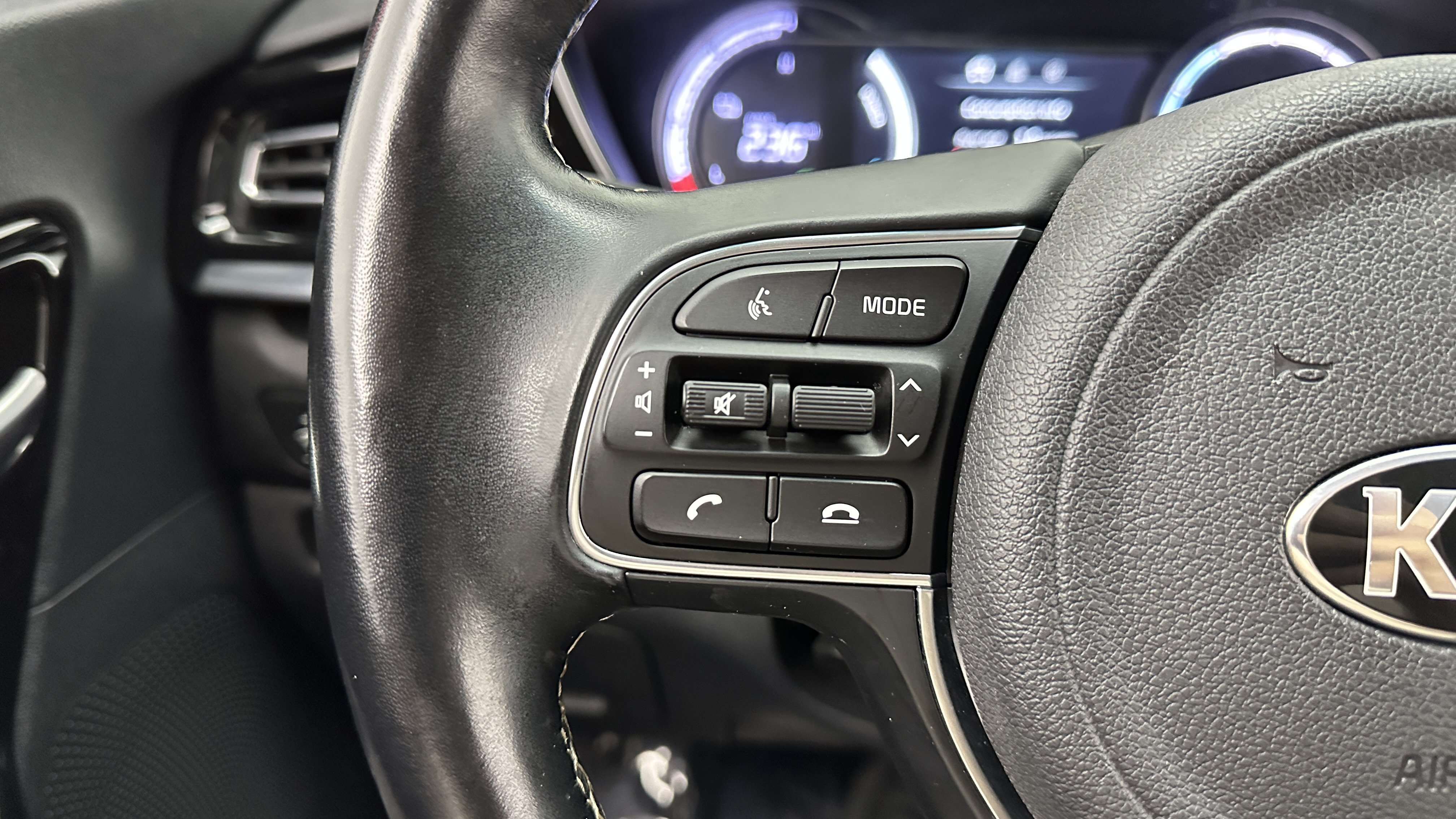 Used 2020 Kia Niro EX w/ Cold Weather Package FWD image 18