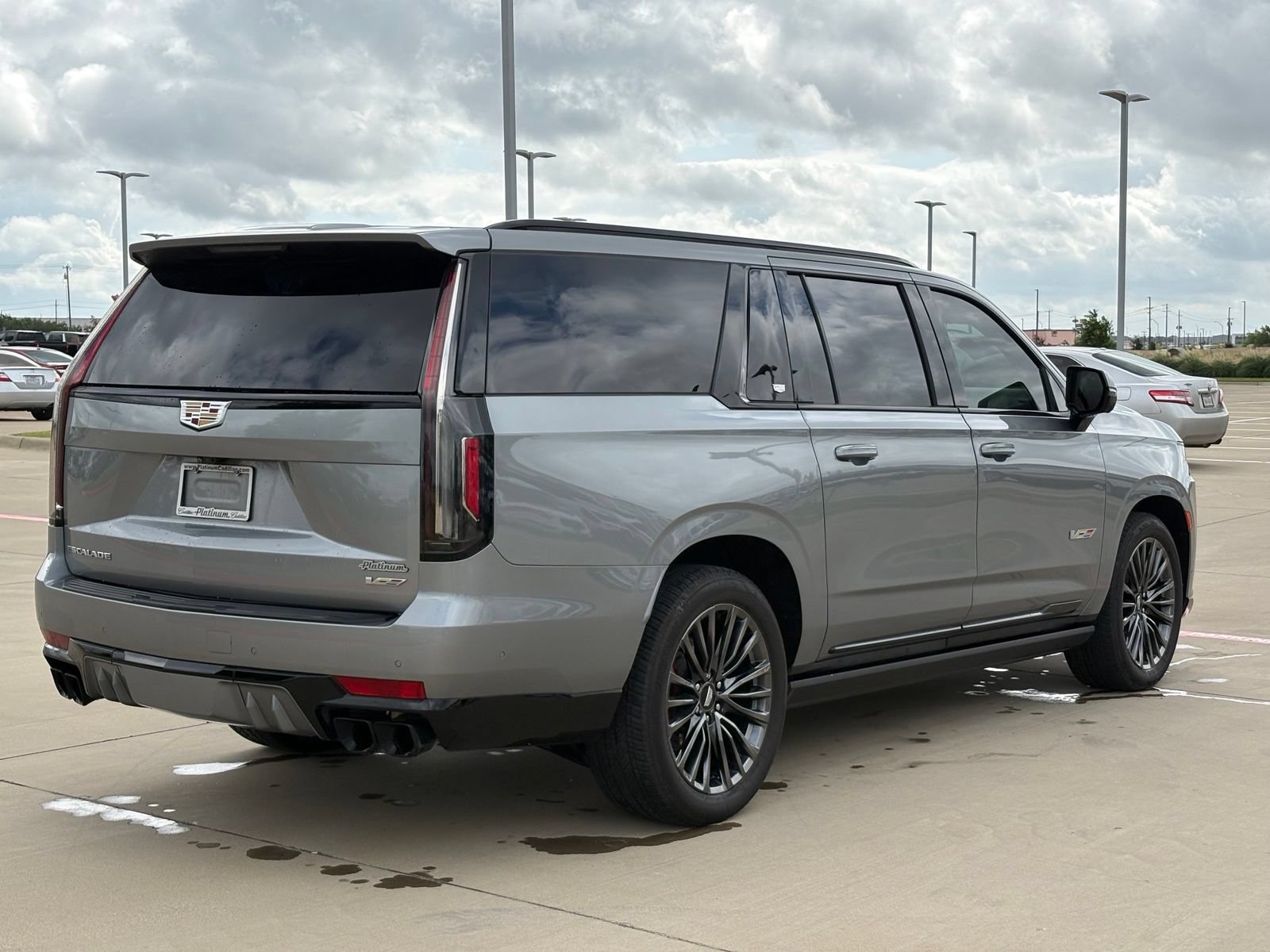 Used 2024 Cadillac Escalade ESV V w/ Heavy-Duty Trailer Package AWD/4WD image 7