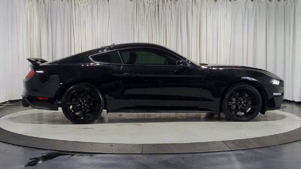 Used 2018 Ford Mustang GT Premium w/ Black Accent Package RWD image 9
