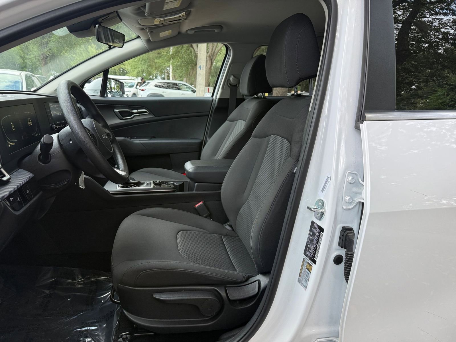 Used 2025 Kia Sportage LX FWD image 33